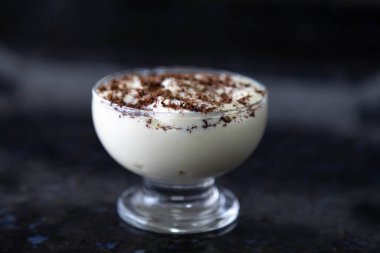  Geleneksel cupuau kreması, meyveli krema ve rendelenmiş çikolata.