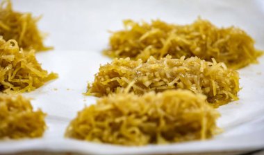 Geleneksel Brezilya hindistan cevizi şekeri klasik yöntemi kullanarak hazırlandı