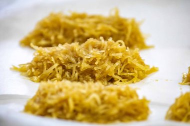 Geleneksel Brezilya hindistan cevizi şekeri klasik yöntemi kullanarak hazırlandı