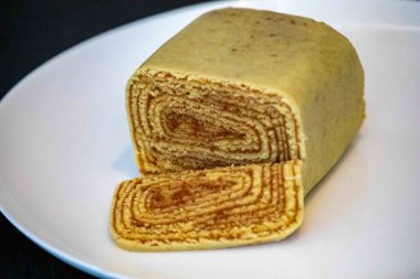Geleneksel rulo pasta, İsviçre dürümü olarak da bilinir, guava ezmesi ile doldurulur, Brezilya 'dan tipik bir pasta, daha doğrusu Pernambuco' dan.