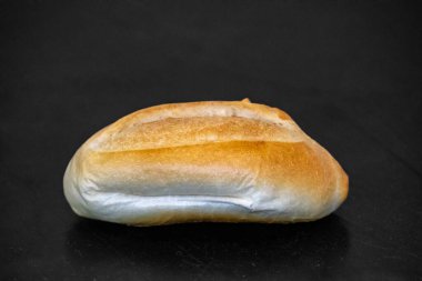 Geleneksel Brezilya ekmeği, careca ekmeği, tuzlu ekmek veya Fransız ekmeği olarak da bilinir.