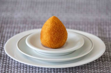 Geleneksel Brezilya aperatifi Coxinha tavuk ve kızarmış
