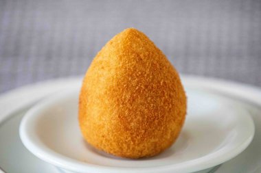 Geleneksel Brezilya aperatifi Coxinha tavuk ve kızarmış