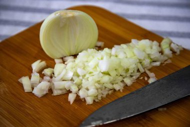 Doğranmış beyaz soğan brunoise stili