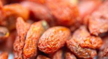 Goji üzümü (ayrıca Wolfberry pinyin olarak da bilinir), otçulgiller (Solanaceae) familyasından iki yakın akraba türü olan Lycium barbarbarı veya Lycium chinense 'nin tatlı meyvesidir.