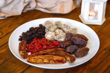 Kurutulmuş meyve, hurma, kurt üzümü, kuru üzüm, muz ve Türk inciri. Süper yemek.