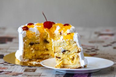 Klasik Marta Rocha pastası yumurta ipliği, baba de moa, ceviz, vişne ve kurutulmuş erikle yapılan Miss Brazil şerefine yapıldı.