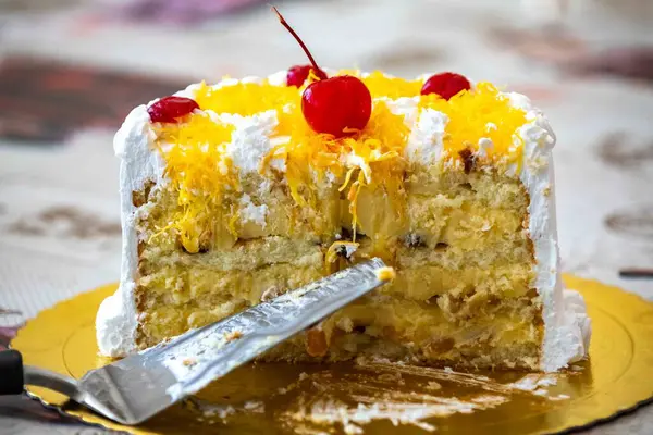 Klasik Marta Rocha pastası yumurta ipliği, baba de moa, ceviz, vişne ve kurutulmuş erikle yapılan Miss Brazil şerefine yapıldı.