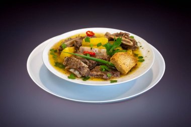 Cassava ve sığır pirzolası ile hazırlanmış vaca atolada olarak bilinen geleneksel bir Brezilya çorbası.