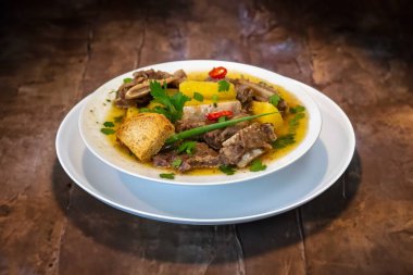 Cassava ve sığır pirzolası ile hazırlanmış vaca atolada olarak bilinen geleneksel bir Brezilya çorbası.