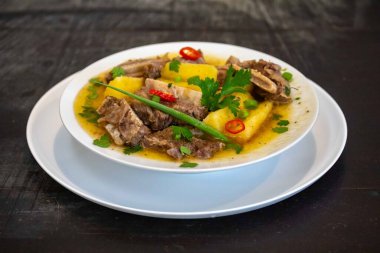 Cassava ve sığır pirzolası ile hazırlanmış vaca atolada olarak bilinen geleneksel bir Brezilya çorbası.