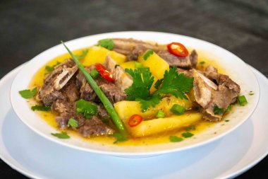 Cassava ve sığır pirzolası ile hazırlanmış vaca atolada olarak bilinen geleneksel bir Brezilya çorbası.