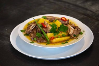 Cassava ve sığır pirzolası ile hazırlanmış vaca atolada olarak bilinen geleneksel bir Brezilya çorbası.