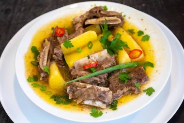 Cassava ve sığır pirzolası ile hazırlanmış vaca atolada olarak bilinen geleneksel bir Brezilya çorbası.