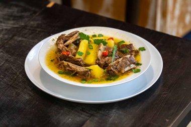 Cassava ve sığır pirzolası ile hazırlanmış vaca atolada olarak bilinen geleneksel bir Brezilya çorbası.