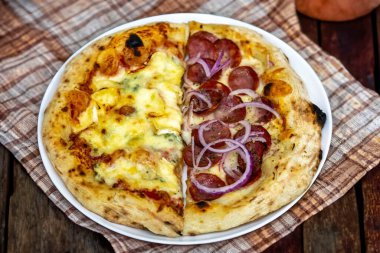 En otantik Brezilya pizzası, yarım sucuklu, soğanlı ve dört peynirli.