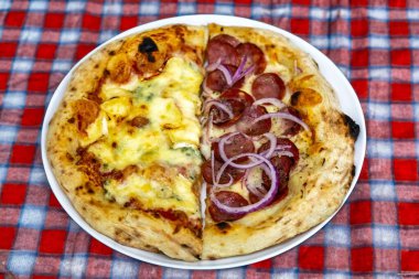 En otantik Brezilya pizzası, yarım sucuklu, soğanlı ve dört peynirli.