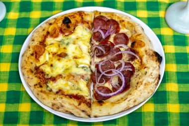 En otantik Brezilya pizzası, yarım sucuklu, soğanlı ve dört peynirli.