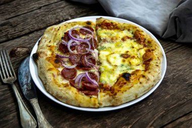 En otantik Brezilya pizzası, yarım sucuklu, soğanlı ve dört peynirli.