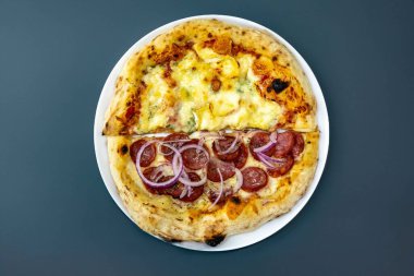 En otantik Brezilya pizzası, yarım sucuklu, soğanlı ve dört peynirli.