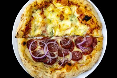 En otantik Brezilya pizzası, yarım sucuklu, soğanlı ve dört peynirli.