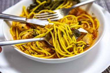 Geleneksel Ukrayna çorbası, tavuklu çorba, ev yapımı erişte ve taze maydanoz ve soğan, rusil ya da rosil olarak bilinir.