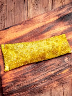 Brezilya 'nın en geleneksel pastel pastel pastel renginde, kıyma veya peynirle doldurulmuş ve kızartılmış.