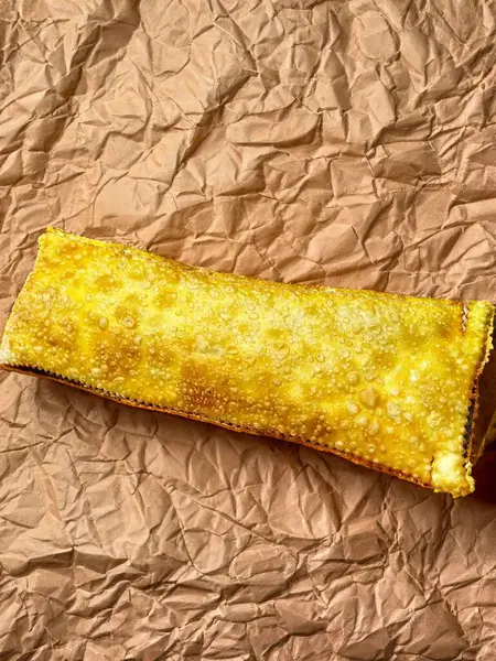 Brezilya 'nın en geleneksel pastel pastel pastel renginde, kıyma veya peynirle doldurulmuş ve kızartılmış.