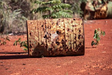 Pirinç davulları silah sesleriyle delinmiş, taşralı bir arka plan.