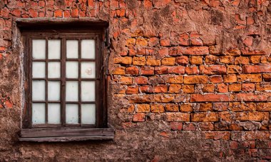 Kırsal ve eski arkaplan, terk edilmiş eski pencere yosunlarıyla sığ görünüyor.