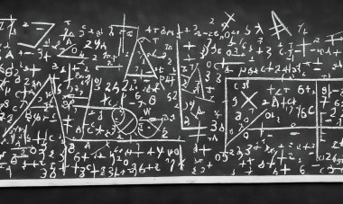 Karmaşık ve kurgusal matematiksel hesaplamalarla tebeşirle yazılmış okul kurulu