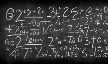 Karmaşık ve kurgusal matematiksel hesaplamalarla tebeşirle yazılmış okul kurulu