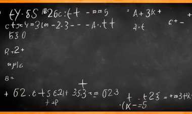Karmaşık ve kurgusal matematiksel hesaplamalarla tebeşirle yazılmış okul kurulu