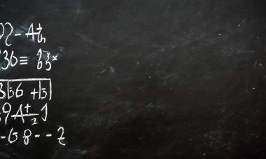 Karmaşık ve kurgusal matematiksel hesaplamalarla tebeşirle yazılmış okul kurulu