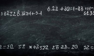 Karmaşık ve kurgusal matematiksel hesaplamalarla tebeşirle yazılmış okul kurulu