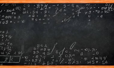 Karmaşık ve kurgusal matematiksel hesaplamalarla tebeşirle yazılmış okul kurulu
