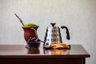 Geleneksel kimaro kabak içinde ve araucaria çam fıstığı ile servis edilir.