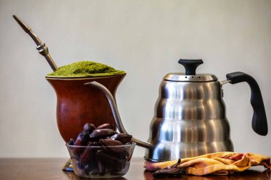 Geleneksel kimaro kabak içinde ve araucaria çam fıstığı ile servis edilir.