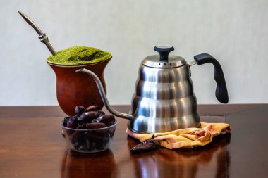 Geleneksel kimaro kabak içinde ve araucaria çam fıstığı ile servis edilir.