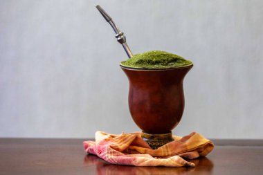 Geleneksel kimaro kabak içinde ve araucaria çam fıstığı ile servis edilir.