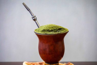 Geleneksel kimaro kabak içinde ve araucaria çam fıstığı ile servis edilir.