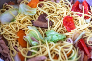 En geleneksel yakissoba sebze, erişte, domuz eti ve doğu baharatlarıyla hazırlandı..
