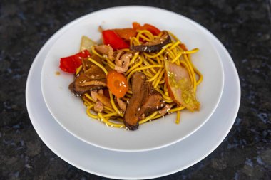 En geleneksel yakissoba sebze, erişte, domuz eti ve doğu baharatlarıyla hazırlandı..