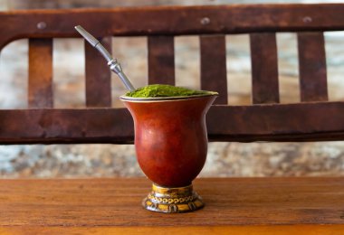 Yerba mate ile hazırlanmış klasik kimarro, Güney Brezilya 'dan tipik bir içecek.