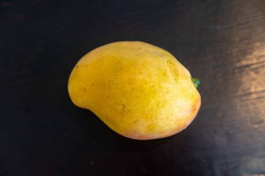 Üniformalı arka planda izole edilmiş olgun Rosa Mango. Brezilya meyvesi ve yiyeceği