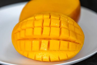 Üniformalı arka planda izole edilmiş olgun Rosa Mango. Brezilya meyvesi ve yiyeceği