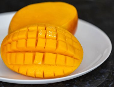 Üniformalı arka planda izole edilmiş olgun Rosa Mango. Brezilya meyvesi ve yiyeceği