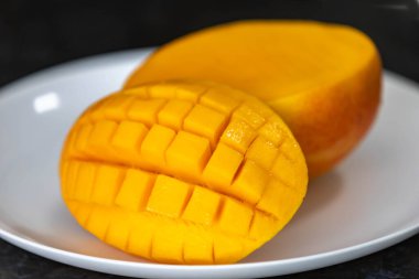Üniformalı arka planda izole edilmiş olgun Rosa Mango. Brezilya meyvesi ve yiyeceği