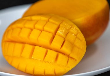 Üniformalı arka planda izole edilmiş olgun Rosa Mango. Brezilya meyvesi ve yiyeceği
