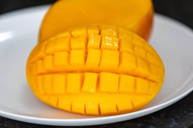 Üniformalı arka planda izole edilmiş olgun Rosa Mango. Brezilya meyvesi ve yiyeceği
